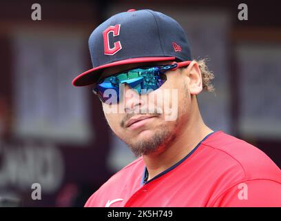 Cleveland, États-Unis. 08th octobre 2022. Les Gardiens de Cleveland Josh Naylor sourit du dugout avant le début du match contre les Tampa Bay Rays dans une série de cartes sauvages de la Ligue américaine au progressive Field à Cleveland, Ohio, samedi, 8 octobre 2022. Photo par Aaron Josefczyk/UPI. Crédit : UPI/Alay Live News Banque D'Images