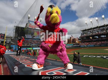 Cleveland, États-Unis. 08th octobre 2022. La mascotte des Gardiens de Cleveland danse sur le dugout soit avant le début du match contre les rayons de la baie de Tampa dans une série de cartes sauvages de la Ligue américaine au progressive Field à Cleveland, Ohio, samedi, 8 octobre 2022. Photo par Aaron Josefczyk/UPI. Crédit : UPI/Alay Live News Banque D'Images