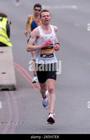 William Strangeway en course sur route pour hommes du TCS London Marathon 2022 Elite à Tower Hill, City of London, Royaume-Uni. Banque D'Images