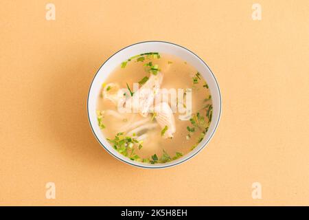 Banh canh CA loc, nouilles de riz épaisses avec poisson-serpent, nourriture vietnamienne isolée sur fond beige, vue du dessus Banque D'Images