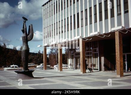Canberra, Australie. Début 1960s. La statue « Ethos » se dresse à l'extérieur du bâtiment de l'Assemblée législative du territoire de la capitale australienne, à Civic Square, à Canberra. Il a été créé par le célèbre sculpteur australien Thomas Dwyer Bass, AM et dévoilé en 1961. Banque D'Images