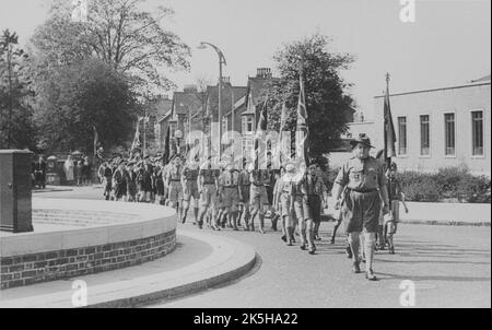 1950s. Défilé dirigé par les Boy Scouts de Beckenham marchant autour du rond-point à la jonction de Rectory Road et Beckenham Road, Beckenham, Kent. Sur la droite se trouve le bâtiment du bureau de poste de Beckenham. Banque D'Images