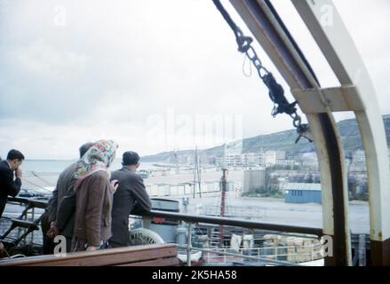 Boulogne-sur-Mer, France. 1963. Passagers à bord du ferry "Mald of Kent" qui donne sur la plage, la plage de Boulogne quand le bateau entre dans le port de Boulogne. Le Maid of Kent a été construit par William Denny & Bros, Dumbarton, en Écosse, et achevé en 1959. Il a servi sur la route de Douvres à Boulogne jusqu'en 1982, à l'origine avec la British transport Commission (plus tard British Railways Board) puis Sealink (Royaume-Uni) Ltd à partir de 1979. Banque D'Images