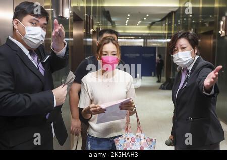 Les acheteurs potentiels font la queue au bureau de vente de Henderson Land-développé un Innovale-Bellevue à Mira place, Tsim Sha Tsui.02OCT22 SCMP/ Edmond SO Banque D'Images