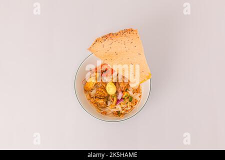 Mi Quang, nouilles de riz vietnamiennes avec viande, bouillon de poulet, crevettes, œuf, nourriture vietnamienne isolée sur fond blanc, vue de dessus Banque D'Images