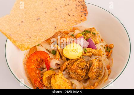 Mi Quang, nouilles de riz vietnamiennes avec viande, bouillon de poulet, crevettes, œuf, nourriture vietnamienne isolée sur fond blanc, gros plan Banque D'Images