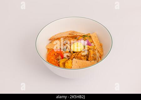 Mi Quang, nouilles de riz vietnamiennes avec viande, bouillon de poulet, crevettes, œuf, nourriture vietnamienne isolée sur fond blanc, vue perspective Banque D'Images