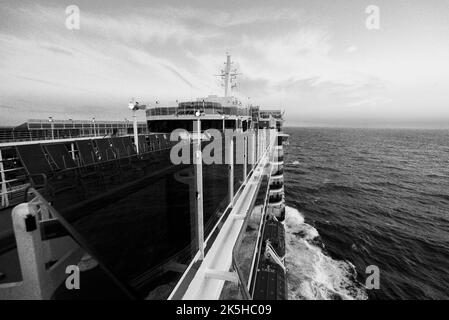 Bateau de croisière Queen Victoria, vue du haut, pont 9, surplombant la mer, au coucher du soleil. Banque D'Images