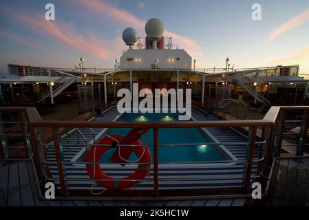 La vue sur le pont supérieur du bateau de croisière Queen Victoria, une croisière Cunard. Queen Victoria terrasse supérieure donnant sur la piscine tourbillon, terrasse 9. Banque D'Images