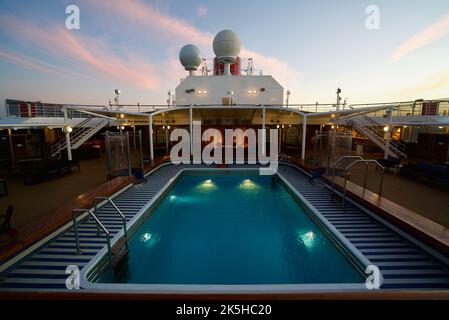 La vue sur le pont supérieur du bateau de croisière Queen Victoria, une croisière Cunard. Queen Victoria terrasse supérieure donnant sur la piscine tourbillon, terrasse 9. Banque D'Images