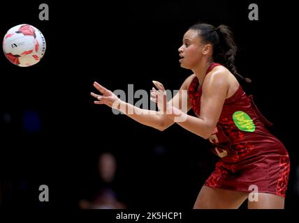 Imogen Allison en action pendant le netball Vitality à la Copper Box Arena de Londres. Date de la photo: Samedi 8 octobre 2022. Banque D'Images