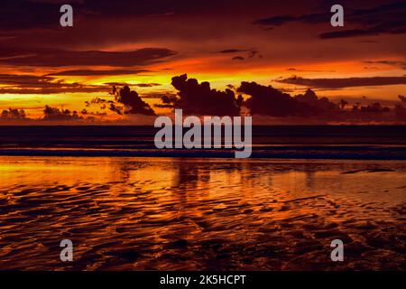 Paysage scène de coucher de soleil à la plage de Cheung Tha. Ciel nuageux. Heure de fin en bord de mer. Banque D'Images