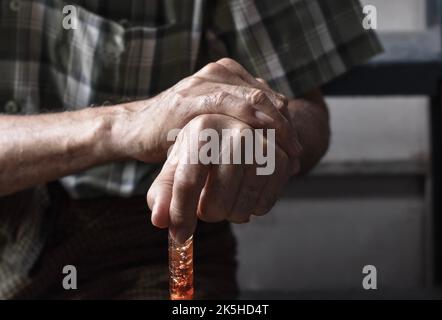 Mains de l'homme aîné d'Asie du Sud-est. Notion de polyarthrite rhumatoïde, d'arthrose ou de douleur articulaire. Banque D'Images