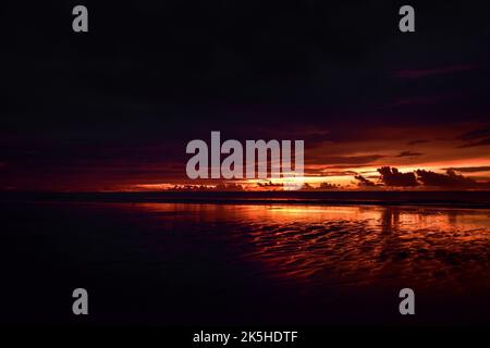 Paysage scène de coucher de soleil à la plage de Cheung Tha. Ciel nuageux. Heure de fin en bord de mer. Banque D'Images