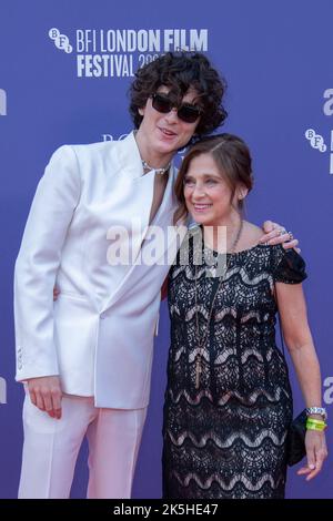 Timothée Chalamet et sa mère Nicole Flender assistent aux Bones et à