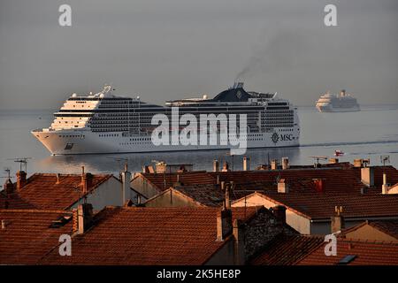 Les paquebots MSC Magnifica (L) et Costa Firenze (R) arrivent au port méditerranéen français de Marseille. Banque D'Images