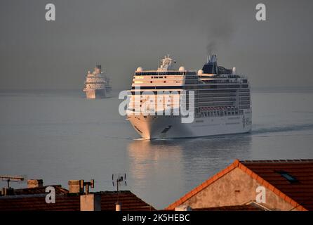 Les paquebots MSC Magnifica (R) et Costa Firenze (L) arrivent au port méditerranéen français de Marseille. Banque D'Images