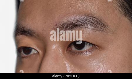 Asiatique du Sud-est, jeune homme chinois avec un seul paupière ou un seul monoïde.Un monolid signifie qu'il n'y a pas de ligne de pli visible sous la zone du front. Banque D'Images