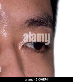 Asiatique du Sud-est, jeune homme chinois avec un seul paupière ou un seul monoïde.Un monolid signifie qu'il n'y a pas de ligne de pli visible sous la zone du front. Banque D'Images