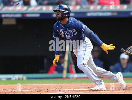 Cleveland, États-Unis. 08th octobre 2022. Tampa Bay Rays Randy Arozarena atteint un single dans le sixième repas contre les gardiens de Cleveland dans un jeu de carte sauvage de la Ligue américaine au progressive Field à Cleveland, Ohio, samedi, 8 octobre 2022. Photo par Aaron Josefczyk/UPI. Crédit : UPI/Alay Live News Banque D'Images