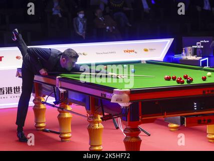 Mark Selby joue un coup lors du match de quart de finale de 1st contre Marco Fu Ka-chun des maîtres de Hong Kong au Hong Kong Coliseum. 06OCT22 SCMP/Dickson Lee Banque D'Images