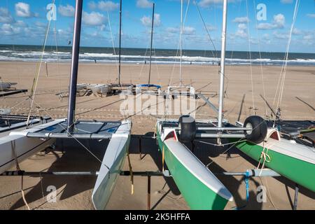 Catamarans garés à la plage de Den Haag, Hollande Banque D'Images