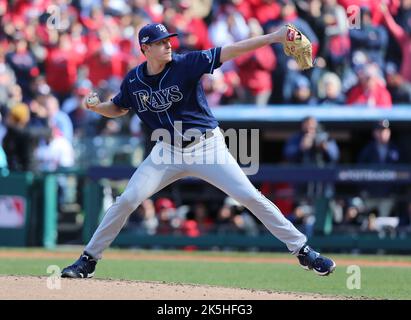 Cleveland, États-Unis. 08th octobre 2022. Pete Fairbanks, pichet de Tampa Bay Rays, se lance dans le sixième restaurant contre les gardiens de Cleveland dans un jeu de cartes sauvages de la Ligue américaine au progressive Field à Cleveland, Ohio, samedi, 8 octobre 2022. Photo par Aaron Josefczyk/UPI. Crédit : UPI/Alay Live News Banque D'Images