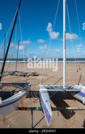 Catamarans garés à la plage de Den Haag, Hollande Banque D'Images