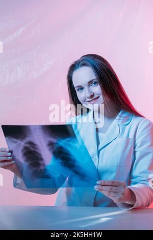 diagnostic radiographie pulmonaire vérifier médecin film de poitrine Banque D'Images