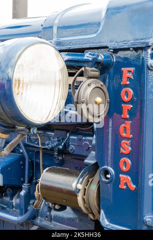 Ilminster.Somerset.United Kingdom.21 août 2022.gros plan du logo de Fordson sur un major de Fordson restauré de 1948 E27N lors d'un événement agricole d'antan Banque D'Images