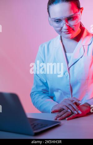 diagnostic de télésanté en ligne par un médecin sur un ordinateur portable Banque D'Images