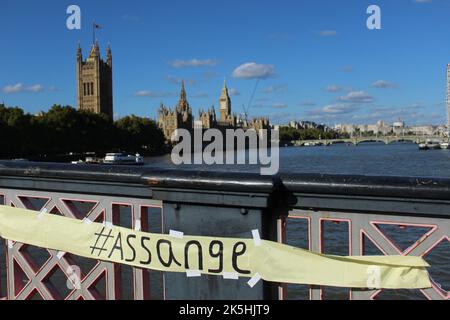 Londres, Royaume-Uni. 8th octobre 2022. Des milliers de personnes se rassemblent à Westminster pour former une chaîne de protestation autour des bâtiments du Parlement en soutien du fondateur de Wikileaks, Julian Assange, et de la liberté de la presse. Les manifestants réclamant la libération d'Assange de la prison de Londres Belmarsh et s'opposant à son extradition vers les États-Unis d'Amérique. Credit: Aldercy Carling/ Alamy Live News Banque D'Images