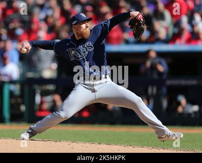 Cleveland, États-Unis. 08th octobre 2022. Le pichet de Tampa Bay Rays Drew Rasmussen lance dans le huitième repas contre les gardiens de Cleveland dans un jeu de carte sauvage de la Ligue américaine au progressive Field à Cleveland, Ohio, samedi, 8 octobre 2022. Photo par Aaron Josefczyk/UPI. Crédit : UPI/Alay Live News Banque D'Images