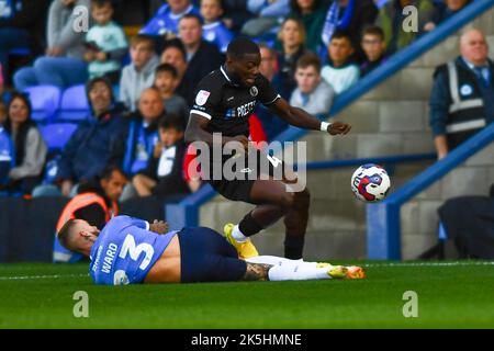 Peterborough, Royaume-Uni. 8th octobre 2022. Adedeji Oshilaja (4 Burton Albion) défié par Joe Ward (23 Peterborough United) lors du match de la Sky Bet League 1 entre Peterborough et Burton Albion à London Road, Peterborough, le samedi 8th octobre 2022. (Crédit : Kevin Hodgson | ACTUALITÉS MI) crédit : ACTUALITÉS MI et sport /Actualités Alay Live Banque D'Images