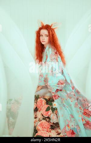 jeune fille aux cheveux rouges avec oreilles et queues de renard. Neuf renards à queue. Jeune fille de kimono Banque D'Images