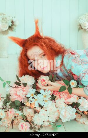 jeune fille aux cheveux rouges avec oreilles et queues de renard. Neuf renards à queue. Jeune fille de kimono Banque D'Images