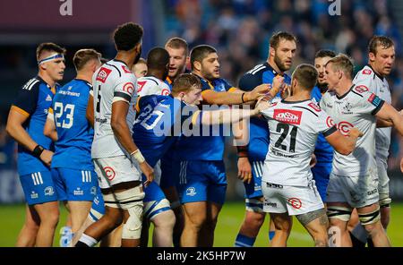 8th octobre 2022 ; Royal Dublin Society Arena, Dublin, Irlande ; United Rugby Championships, Leinster versus Cell C Sharks ; les deux équipes se mettent dans une bagarre Banque D'Images