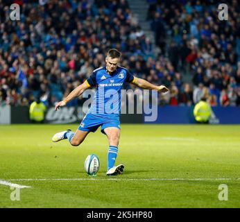 8th octobre 2022; Royal Dublin Society Arena, Dublin, Irlande; United Rugby Championships, Leinster versus Cell C Sharks; Johnny Sexton (c) de Leinster manque la conversion Banque D'Images