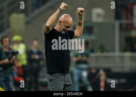 Milan, Italie. 08th octobre 2022. Stefano Pioli entraîneur en chef de l'AC Milan célèbre à la fin de la série Un match de football entre l'AC Milan et le Juventus FC au stade San Siro à Milan (Italie), 8 octobre 2022. Photo Federico Tardito/Insidefoto crédit: Insidefoto di andrea staccioli/Alamy Live News Banque D'Images