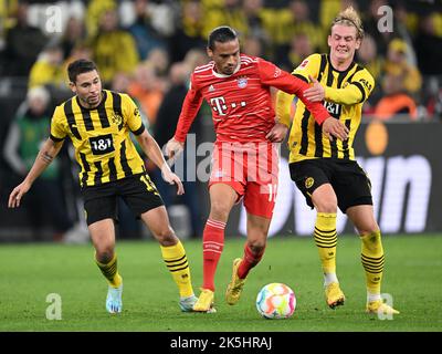 DORTMUND - (lr) Raphaël Guerreiro de Borussia Dortmund, Leroy Sane du FC Bayern Munchen, Julian Brandt de Borussia Dortmund pendant le match Bundesliga entre Borussia Dortmund et le FC Bayern Munich au parc signal Iduna sur 8 octobre 2022 à Dortmund, en Allemagne. ANP | hauteur néerlandaise | GERRIT DE COLOGNE Banque D'Images
