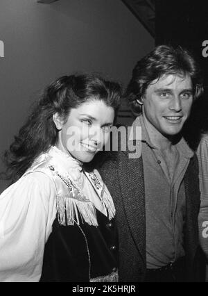 Morgan Brittany et Leigh McCloskey à étoiles et cœurs bénéficient du Fonds pour les animaux à l'Auditorium civique de Santa Monica 14 février 1982 crédit: Ralph Dominguez/MediaPunch Banque D'Images