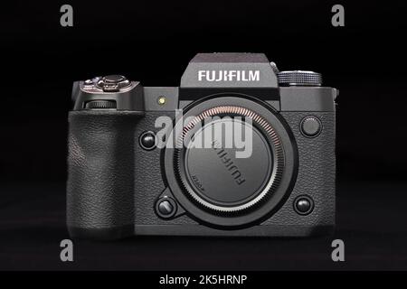 Irvine, Écosse, Royaume-Uni - 02 octobre 2022: Fujifilm X-H2 la première caméra APSC avec 40mp capteurs. La vue de face du dernier niveau professionnel de Fujifilm est venue Banque D'Images