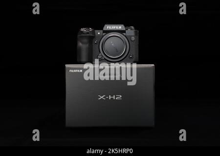 Irvine, Écosse, Royaume-Uni - 02 octobre 2022: Fujifilm X-H2 la première caméra APSC avec 40mp capteurs. La vue de face du dernier niveau professionnel de Fujifilm est venue Banque D'Images