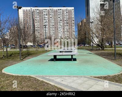 tables de ping-pong dans le parc à la journée sèche de printemps ensoleillée Banque D'Images