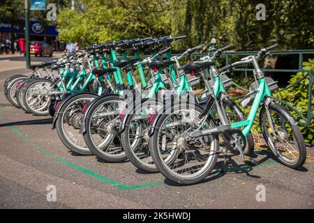 BOURNEMOUTH, Royaume-Uni - 08 juillet 2022. Rangée de vélos à louer à une station de location. Vélos Beryl Bournemouth Banque D'Images