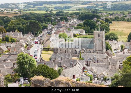 DORSET, Royaume-Uni - 06 juillet 2022. Église paroissiale Saint-Edward dans le village du château de Corfe. Vue aérienne de la jolie ville rurale de Purbeck, Dorset Banque D'Images