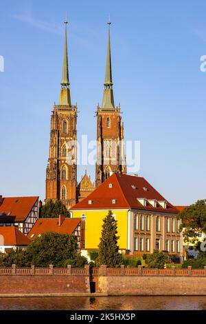 Wroclaw, Pologne - 19 juillet 2022 : vue panoramique sur l'île d'Ostrow Tumski avec cathédrale Saint-Jean-Baptiste sur la rivière Odra dans la vieille ville historique Banque D'Images