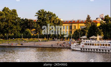 Wroclaw, Pologne - 19 juillet 2022: Académie historique des Beaux-Arts Akademia Sztuk Pieknych bâtiment à la place Plac Polski avec parc boulevard au-dessus d'Odra Banque D'Images