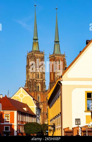 Wroclaw, Pologne - 19 juillet 2022 : cathédrale gothique Saint-Jean-Baptiste sur l'île d'Ostrow Tumski, sur la rivière Odra, dans le quartier historique de la vieille ville Banque D'Images