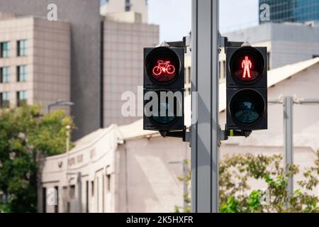Feux rouges pour piétons et vélos en gros plan Banque D'Images